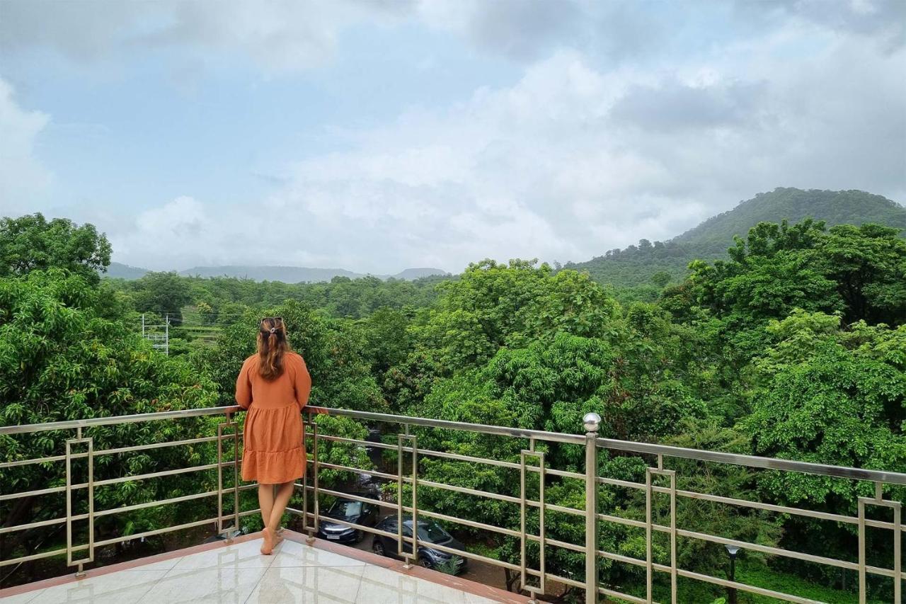 Aqua & Sage By Stayvista - Riverside Villa With Pool & Terrace Karjat Exterior foto